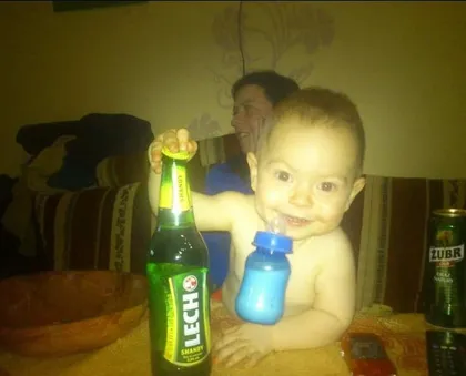 Młody z piwem