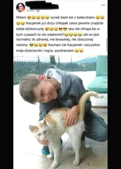 Synek bawi się z koteczkiem