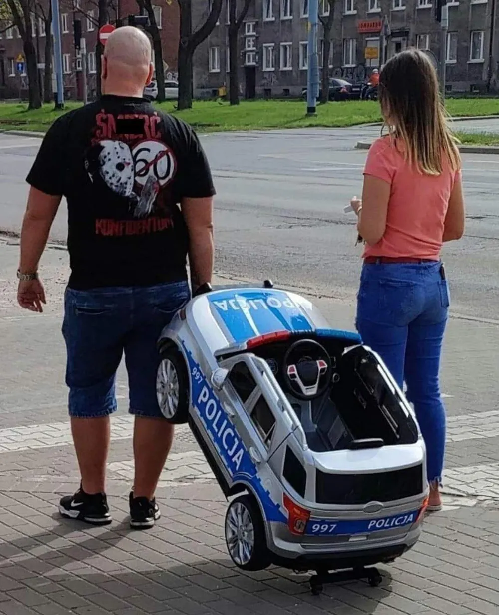 Śmierć konfidentom (zabawkowe auto policja)