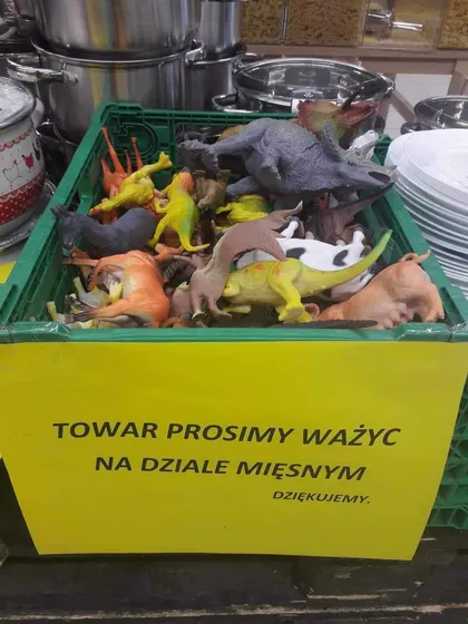 Towar prosimy ważyć na dziale mięsnym (dinozaury na wagę)